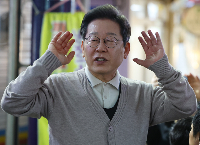 이재명 더불어민주당 대선 후보가 제3차 골목골목 경청투어로 경북지역 방문에 나선 9일 경북 영천시 영천공설시장에서 시장 상인 및 지지자들 앞에서 연설하고 있다. [영천=연합뉴스]